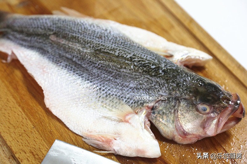 清蒸鱼口感肉嫩,清蒸鱼才好吃还容易烂