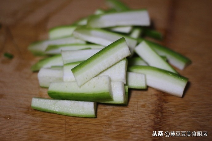 做手擀面用不用醒面,做手擀面里面需要加鸡蛋吗