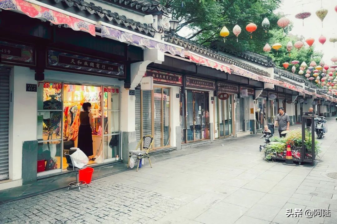 杭州老街丝绸步行街,杭州卖丝绸一条街在什么地方