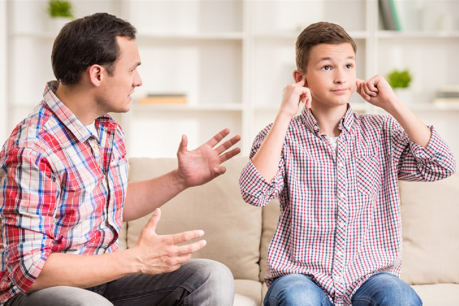 他关上房门,一关就是三年,拒绝与我沟通:青春期孩子就像一头虎