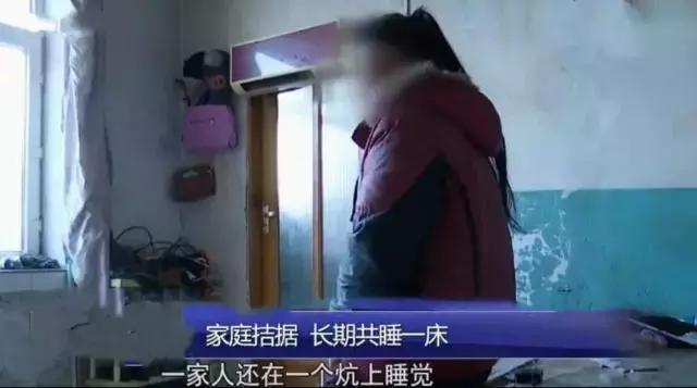 一家5口睡在一张床,一家5口分床睡4个孩子