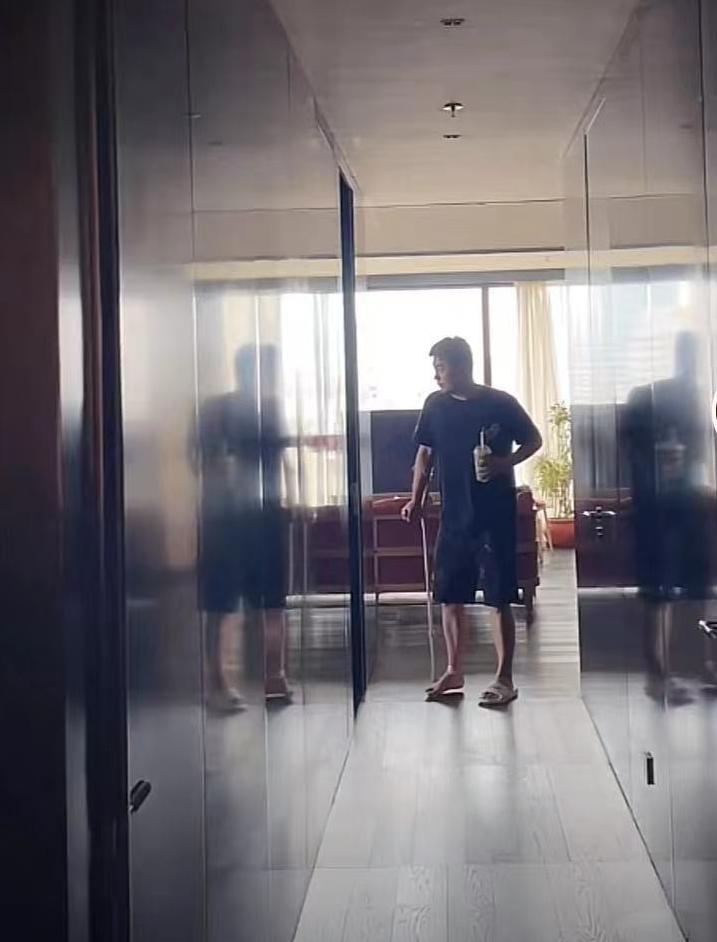 陈赫手术后出院依然逗笑众人,陈赫张子萱产后出院