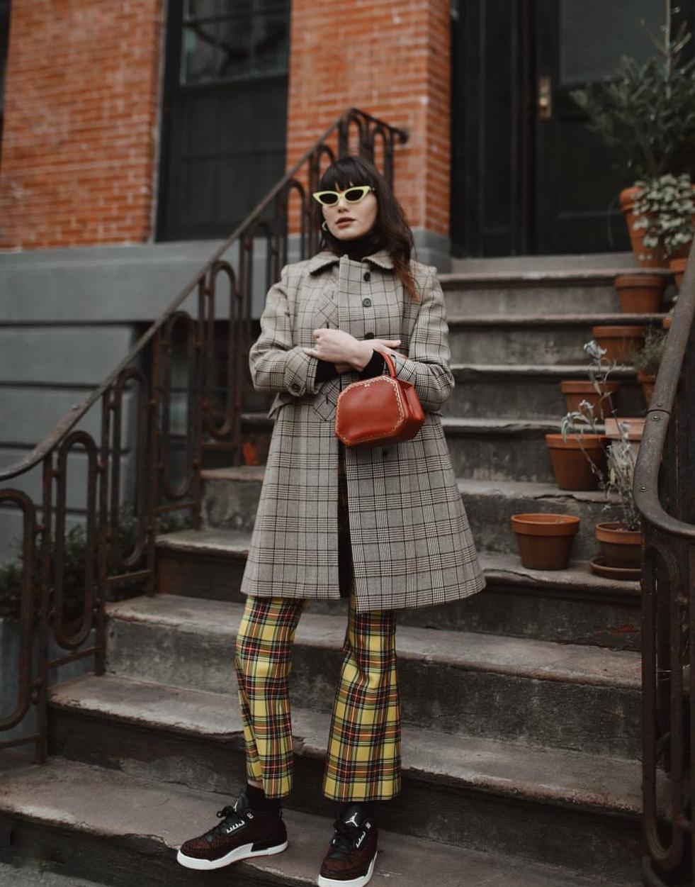 黑白格纹大衣怎么搭配好看,戴帽子黑白格纹大衣怎么搭配好看