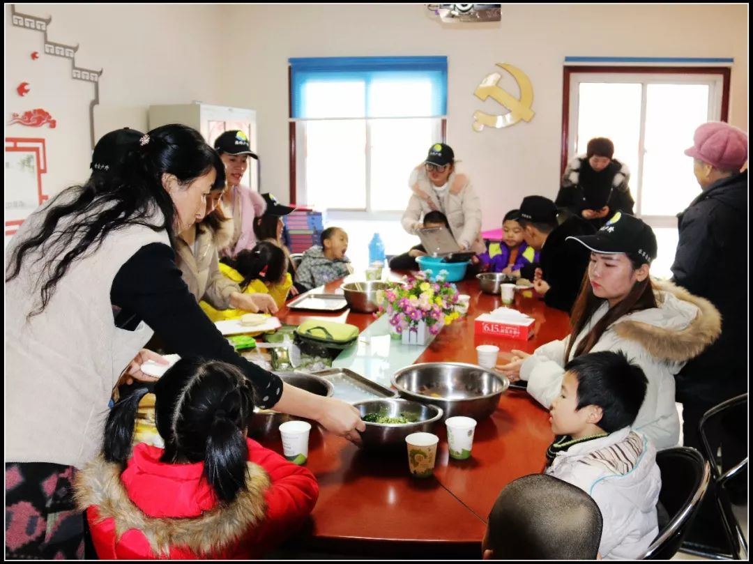 为社区留守儿童辅导功课,心系留守儿童关爱他们成长