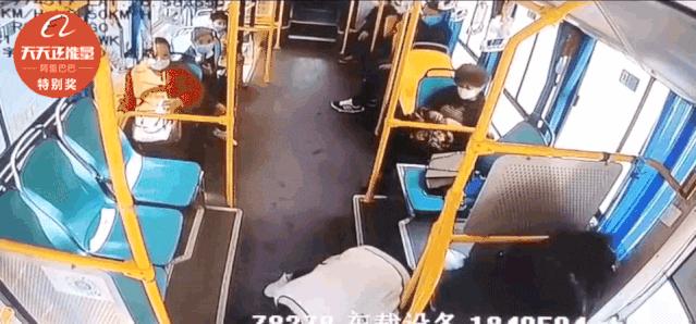 公交车上为陌生老人清理大便,公交车为老人清洗粪便