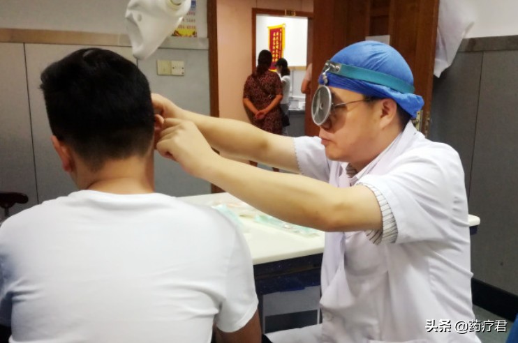 耳朵里面石头掉下来什么意思,耳朵里的石头掉下来了好晕