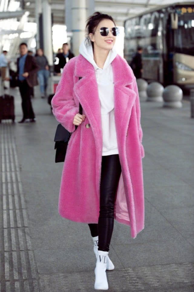 迪丽热巴同款泰迪熊粉色大衣 (明星红色泰迪熊大衣潮酷个性搭配)
