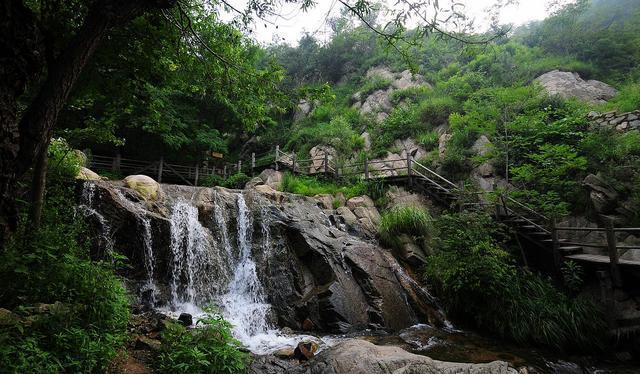 济南九如山美如画，瀑布似雪映入山间，一次游园终身免费