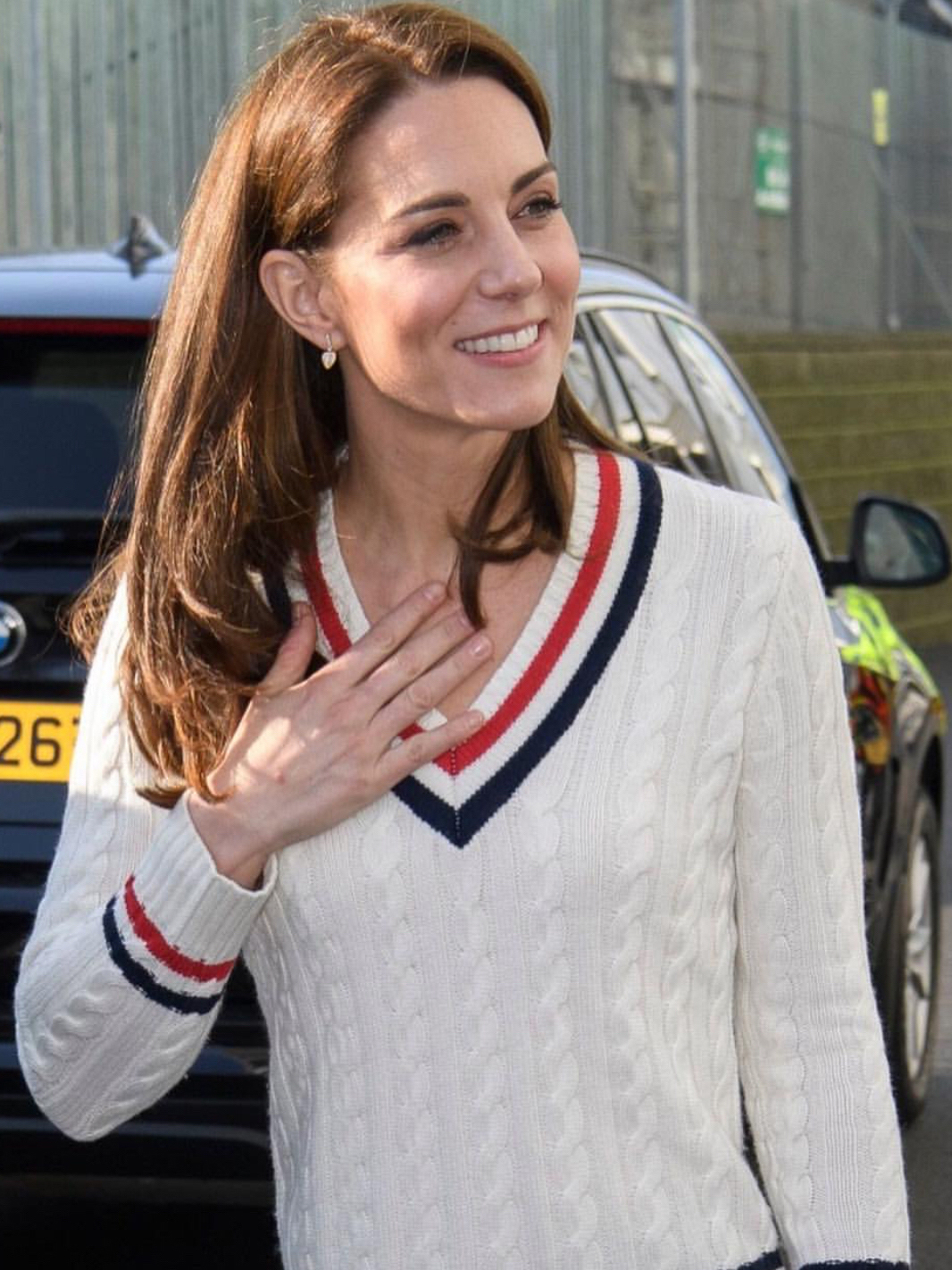 凯特王妃踢足球,凯特王妃运动穿搭