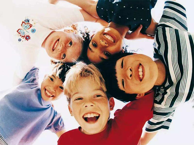 如何让一个内向的孩子变外向,别强迫自己的孩子