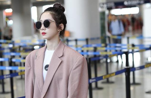 同是粉色格纹西装，孟美岐以“大”取胜，比宋祖儿更有大佬范