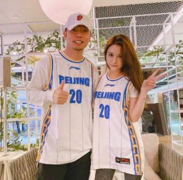 武汉籍国脚获5年6000万高薪,至今未见捐款,娇妻下榻酒店似皇宫