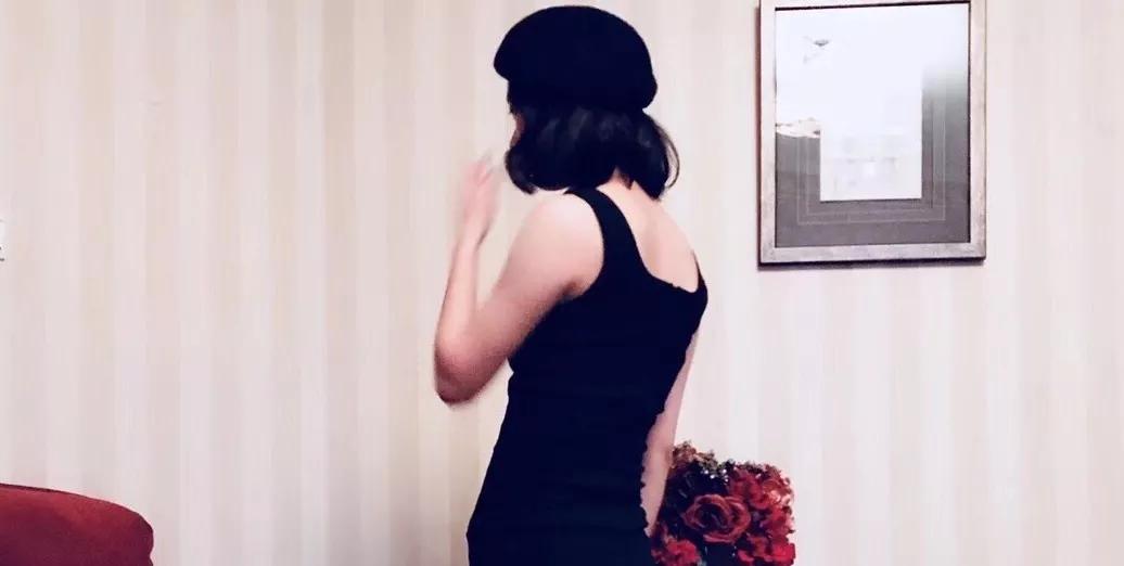 “偷瞄了女朋友的工作QQ,发现她还在兼职做别人的女友”