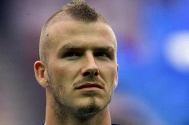 贝克汉姆光头滑跪庆祝,贝克汉姆剃光头后进球