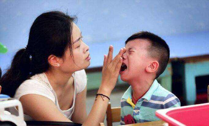 孩子在幼儿园被抓脸怎么处理,孩子幼儿园第一天开学就被抓破脸