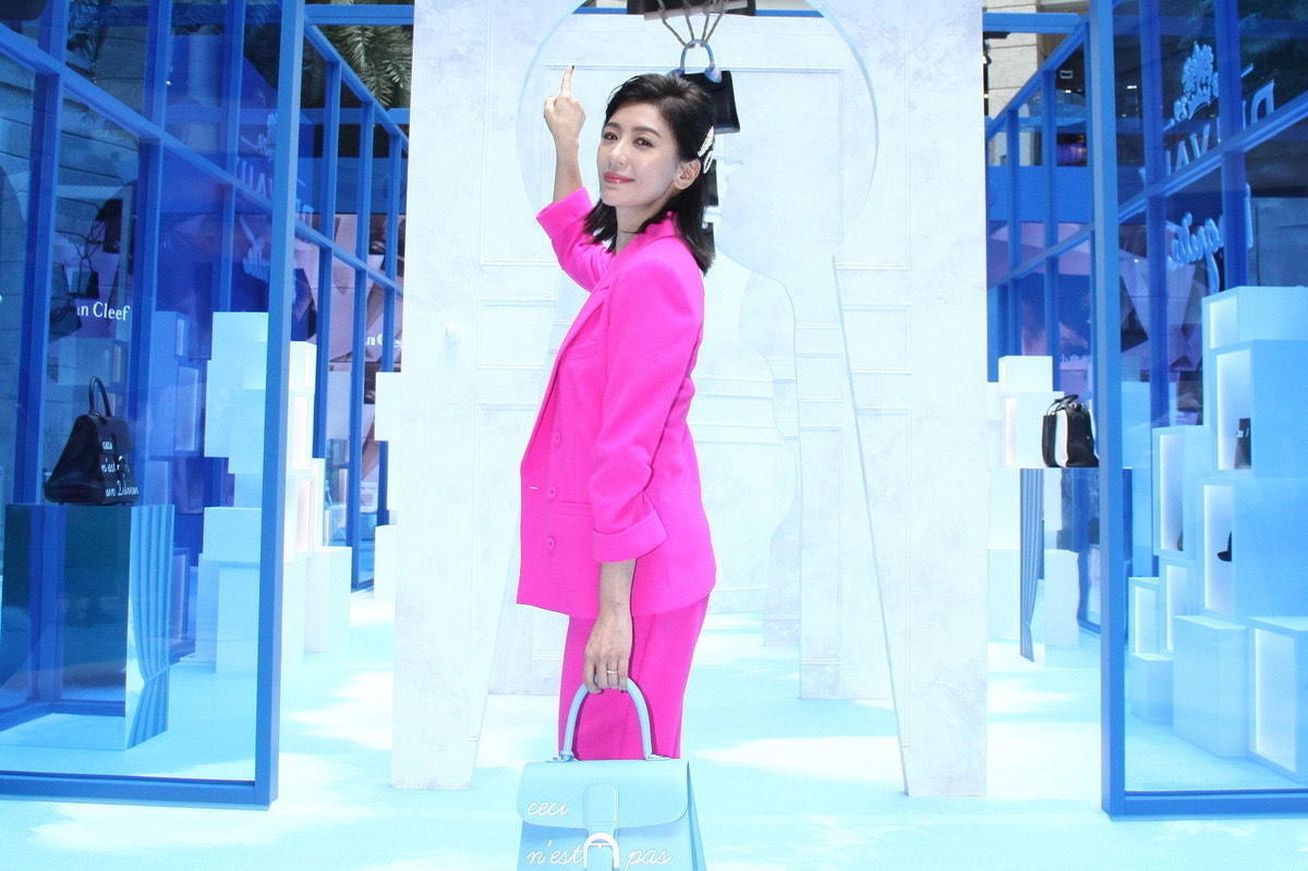 贾静雯竖条西装出席活动,贾静雯47岁穿红色裙出席活动