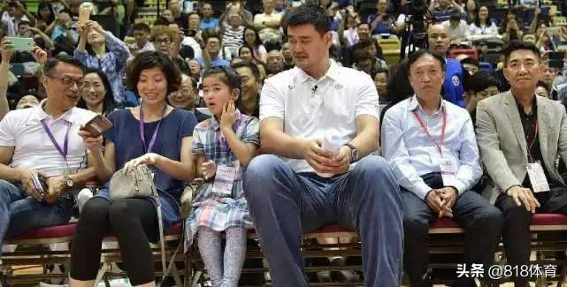姚明野球场看10岁女儿打球！1米7姚沁蕾打4v4,姚主席老父亲般微笑