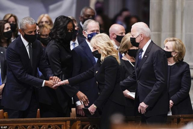 美4位“第一夫人”齐聚葬礼，米歇尔气场足，奥巴马对吉尔很殷勤