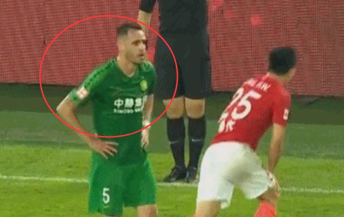 语言攻击+扔水瓶进场内,国安球迷太毒,裁判给黄牌被骂惨了