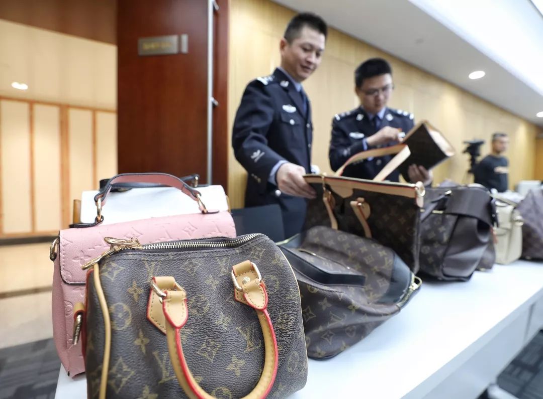 Burberry、LV、贝亲……从奢侈品到婴儿用品,这些制假售假团伙都被上海警方摧毁了