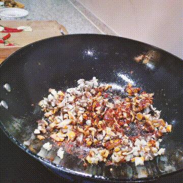 香菇鸡丁米线鸡汤怎么熬,香菇鸡丁米线的鸡丁卤怎么熬制