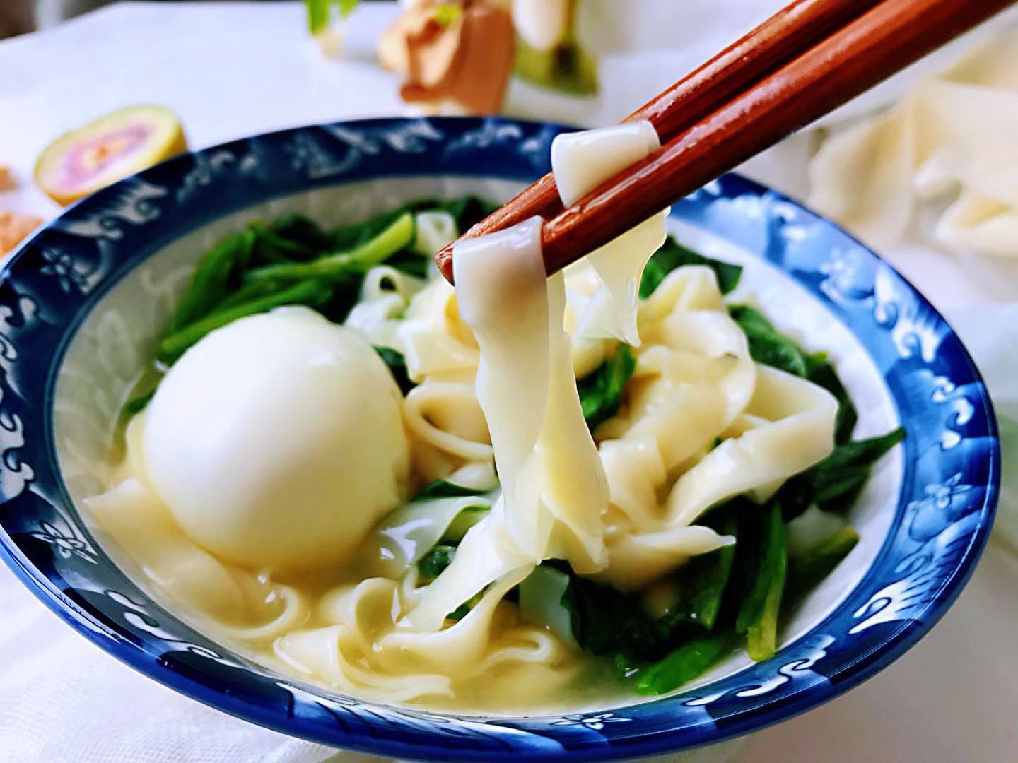 鸡蛋和面条一起煮正确做法,面条里卧鸡蛋不散开的方法