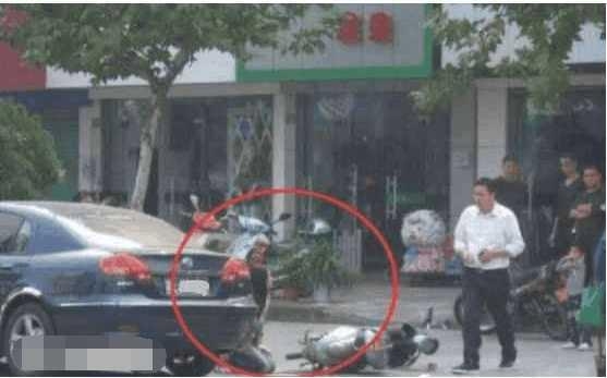 女子骑电瓶车撞到绿化带原视频,女子骑自行车不小心碰到汽车了