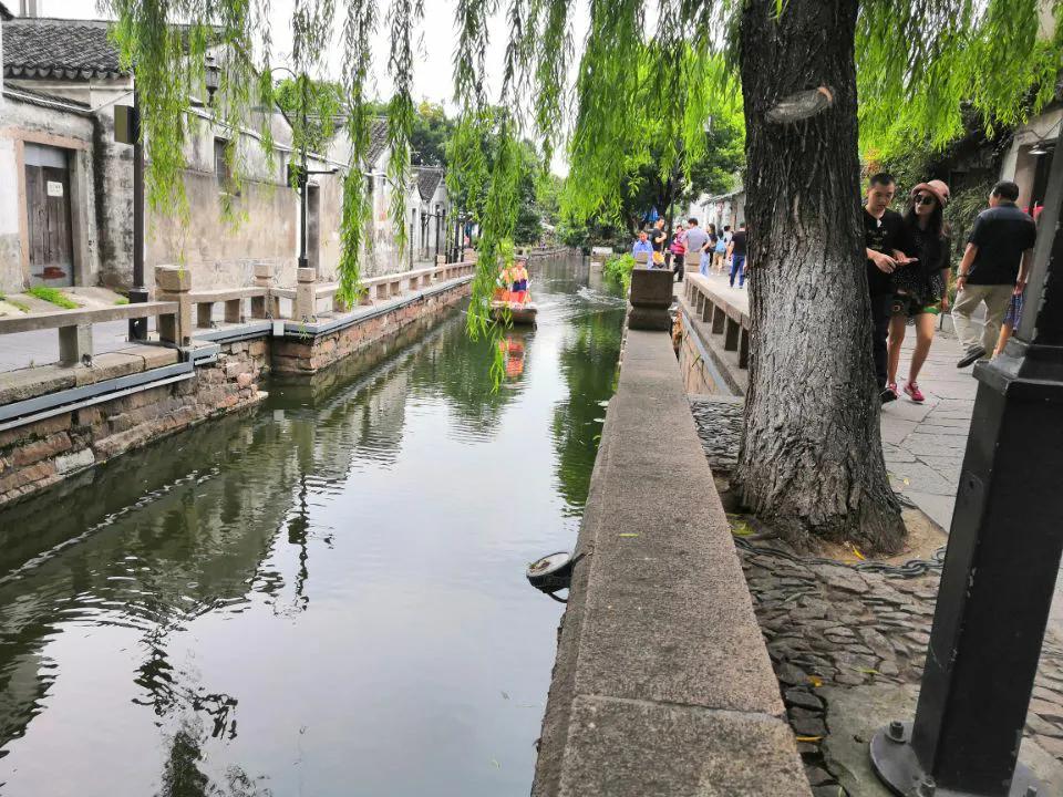 竟然有人说大学生进电子厂打工丢人