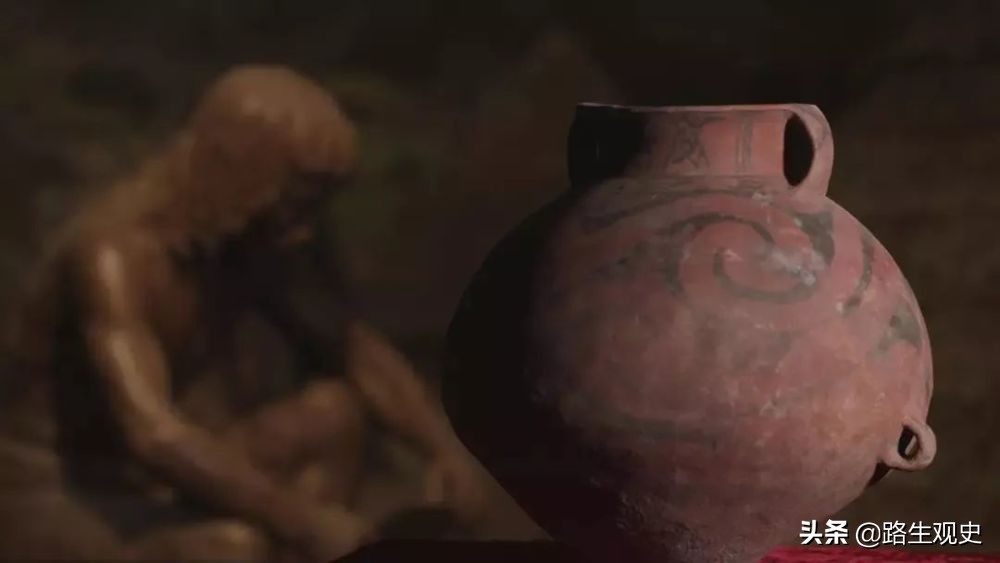 马步芳盗挖青海都兰古墓，派1个工兵营进驻，拿走金银器留下丝绸