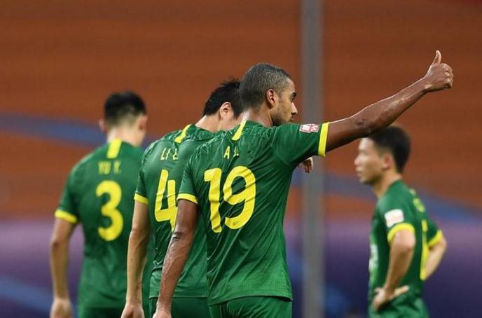 北京国安禁区倒地手球,国安手球争议判定