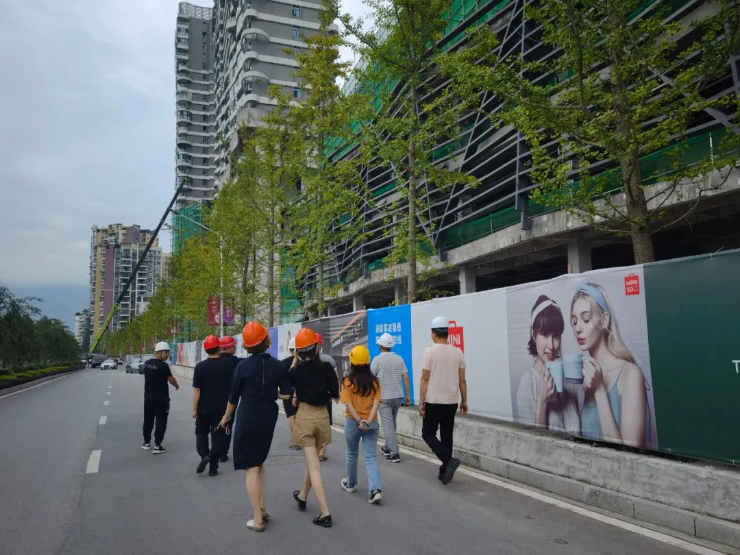 风中亮出你的旗,风中亮出自己的旗