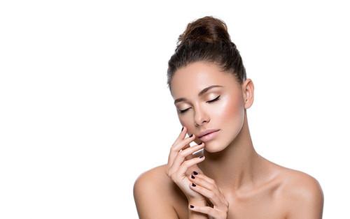 刘雯颧骨突出面相,刘雯是长方脸还是正方脸