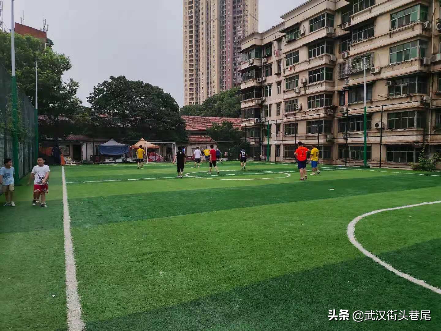 小区内部足球场,小区新建球场视频