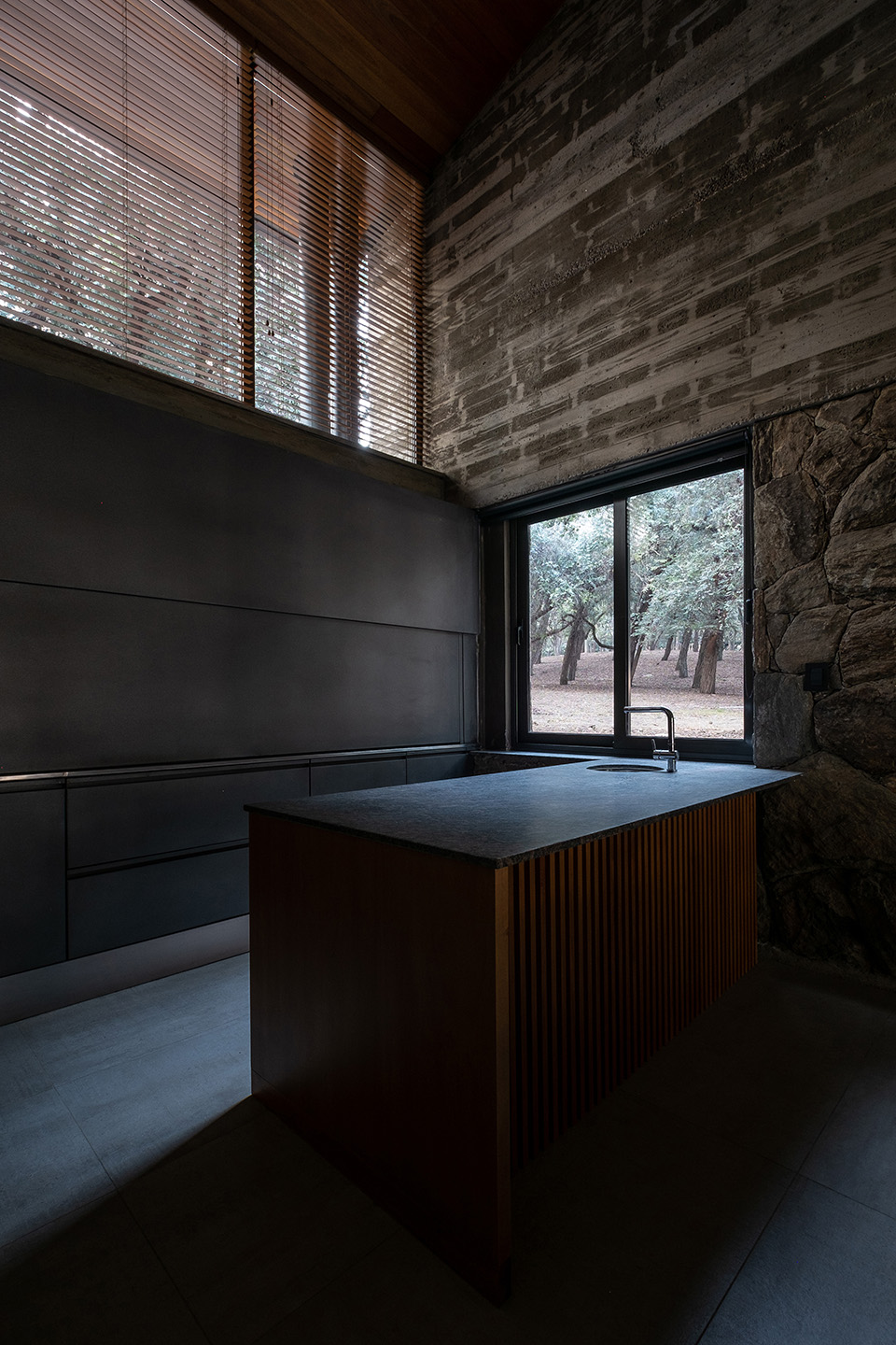 顺应场地高差，面向湖景：这个住宅看起来旧旧的，内部却光影斑驳