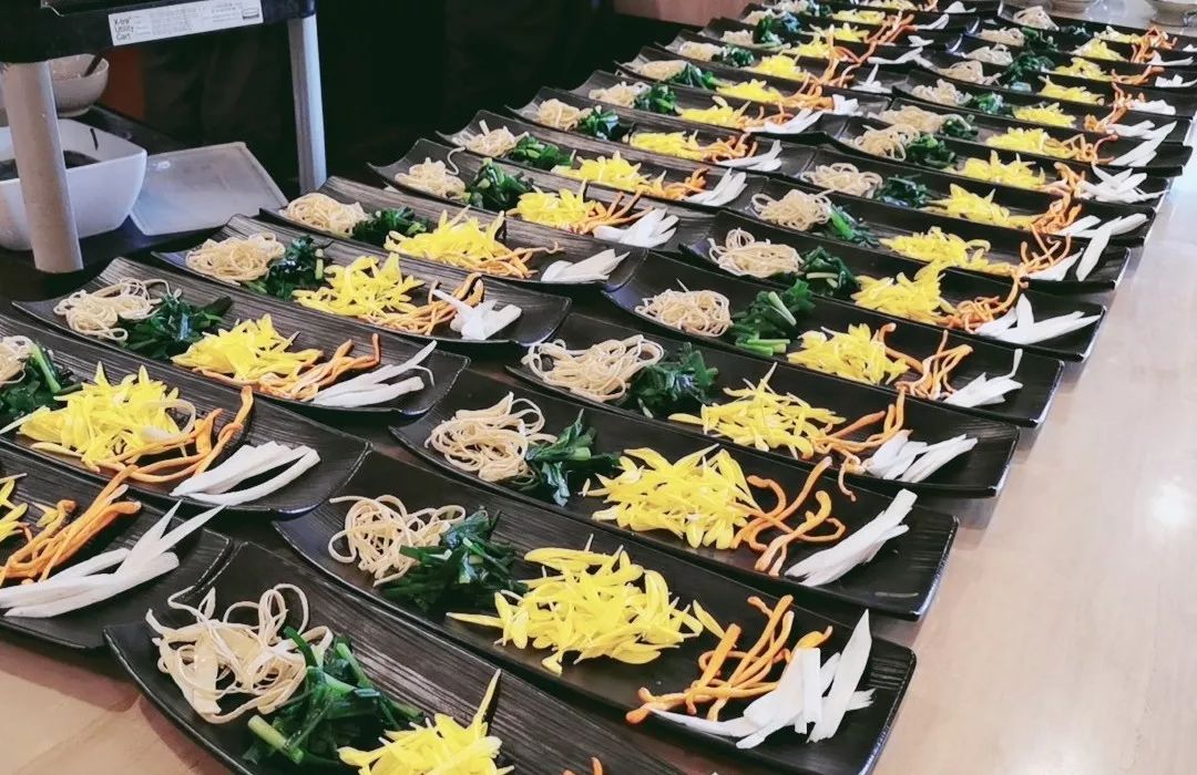 过桥米线怎么熬出浓浓的鸡汤味,正宗过桥米线汤