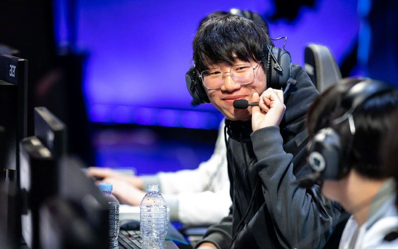 宁王与女友逛街被偶遇，脚上的新鞋引人瞩目，网友：这鞋太顶了吧