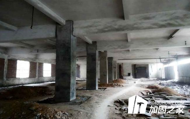 现浇楼板四角出现45度裂缝,现浇楼板沿梁走向裂缝要紧吗