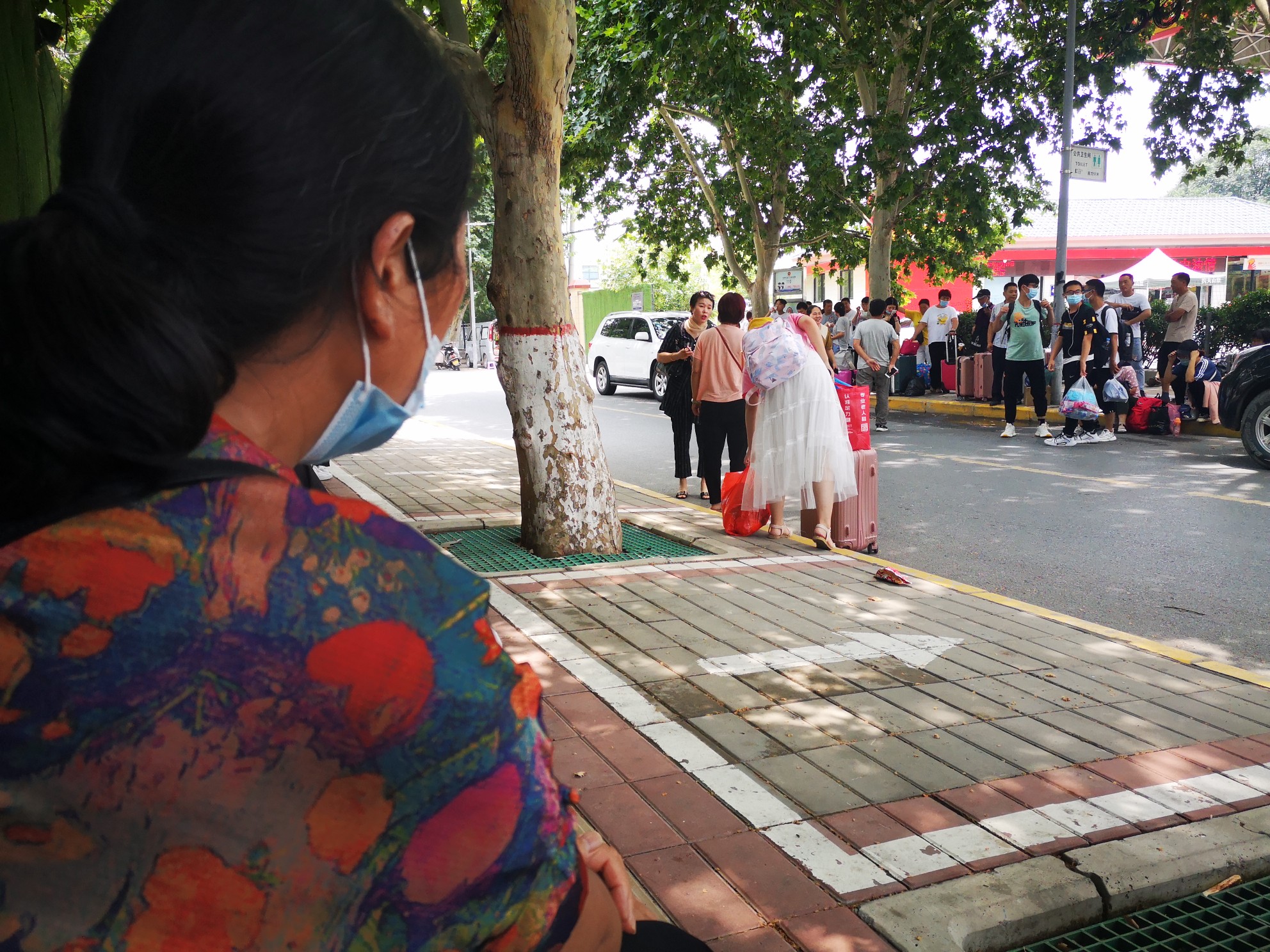 暗访郑州客运站,都市报道郑州大巴车站外揽客