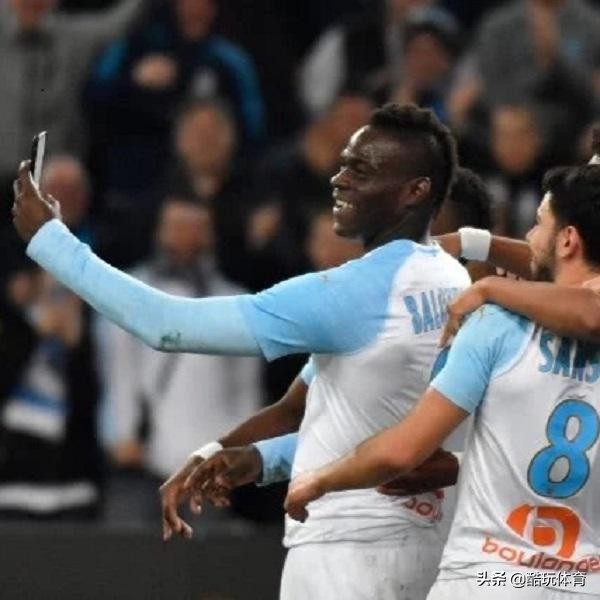 足坛庆祝搞笑视频,足坛让你无法忘记的庆祝动作