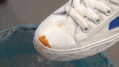 皮面小白鞋洗后泛黄怎么洗才会白,如何清洗网面小白鞋上泛黄的地方