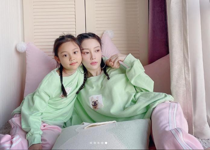 贾乃亮晒李小璐和甜馨合影,李小璐贾乃亮甜馨一家三口上热搜