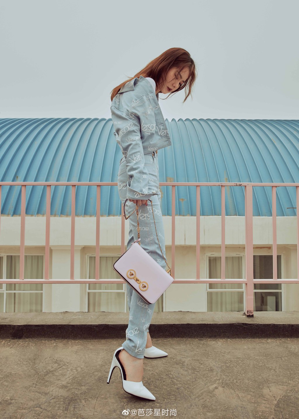 宝石蓝牛仔裤怎么穿好看,夏季紧身牛仔怎么穿