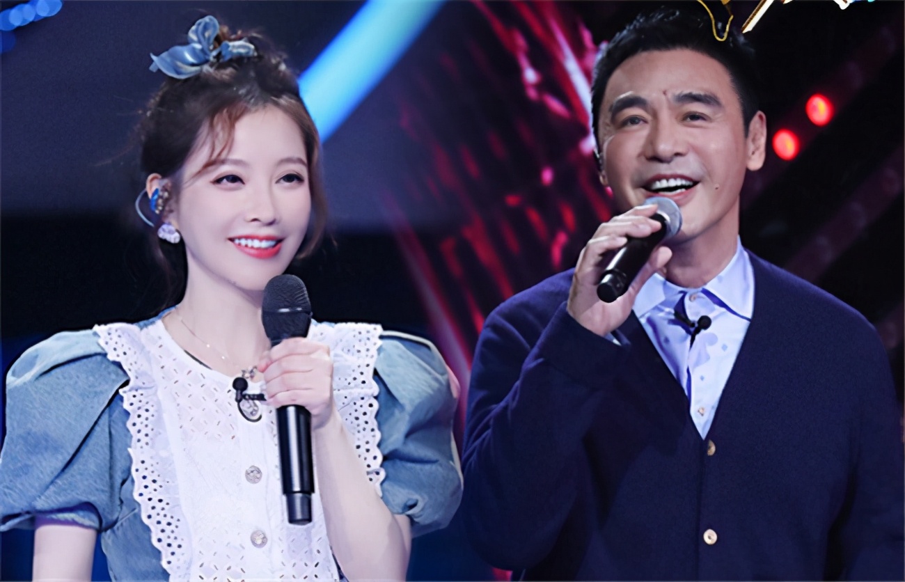 不愧冻龄女神,冯提莫上新节目挑战萝莉裙,网友:还好她腿够细