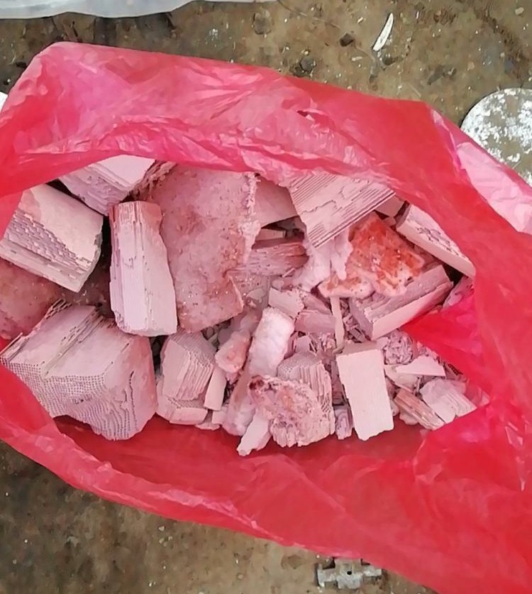 三元催化器里面的白色粉末正常吗,三元催化器上的贵金属