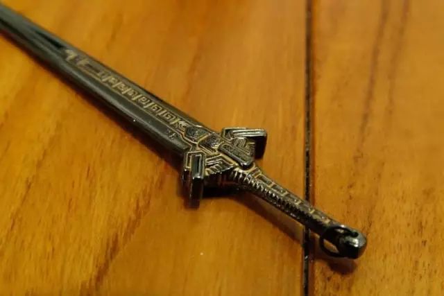 玄铁重剑中的玄铁是什么构造,玄铁重剑是纯玄铁吗