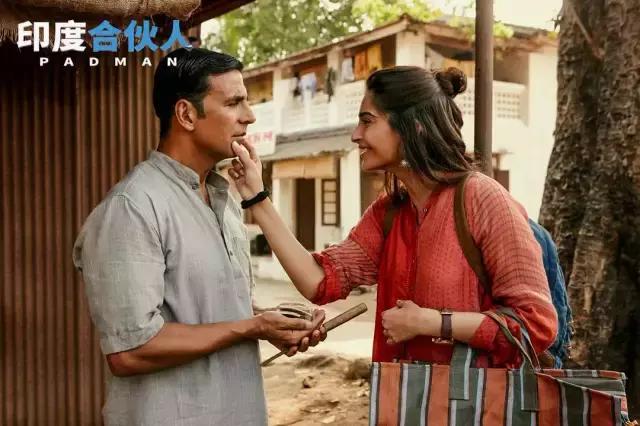 这个了不起的男人，靠着给女人做卫生巾成为英雄！