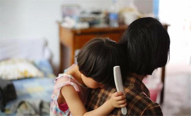 “妈妈，同桌总是摸我”，妈妈机智的做法，值得家长学习