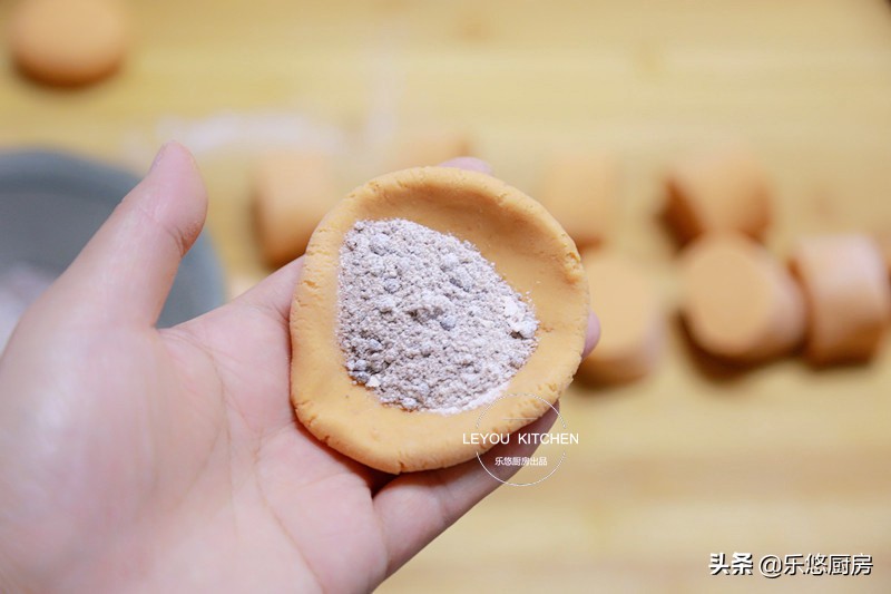 红薯饼怎样做才酥脆好吃,做红薯饼需要加什么配料