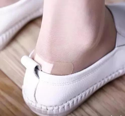 不穿浪费，穿则自虐。新鞋磨脚怎么办？小窍门解放你的双脚