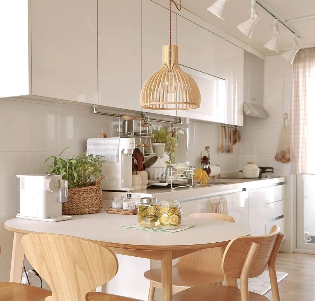 会做饭也会收拾，米白原木色，简简单单不凌乱，收住一家人的心